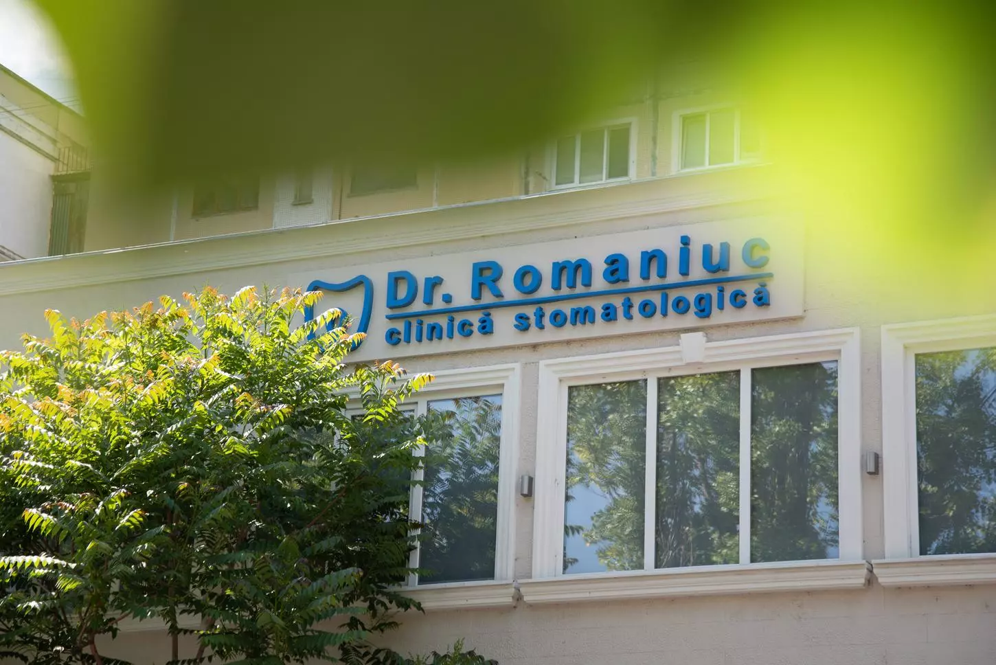 Firma clinicii Dr. Romaniuc pe fațadă