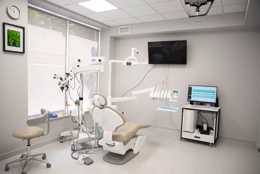 Unit dentar și aparatură în cabinetul clinicii