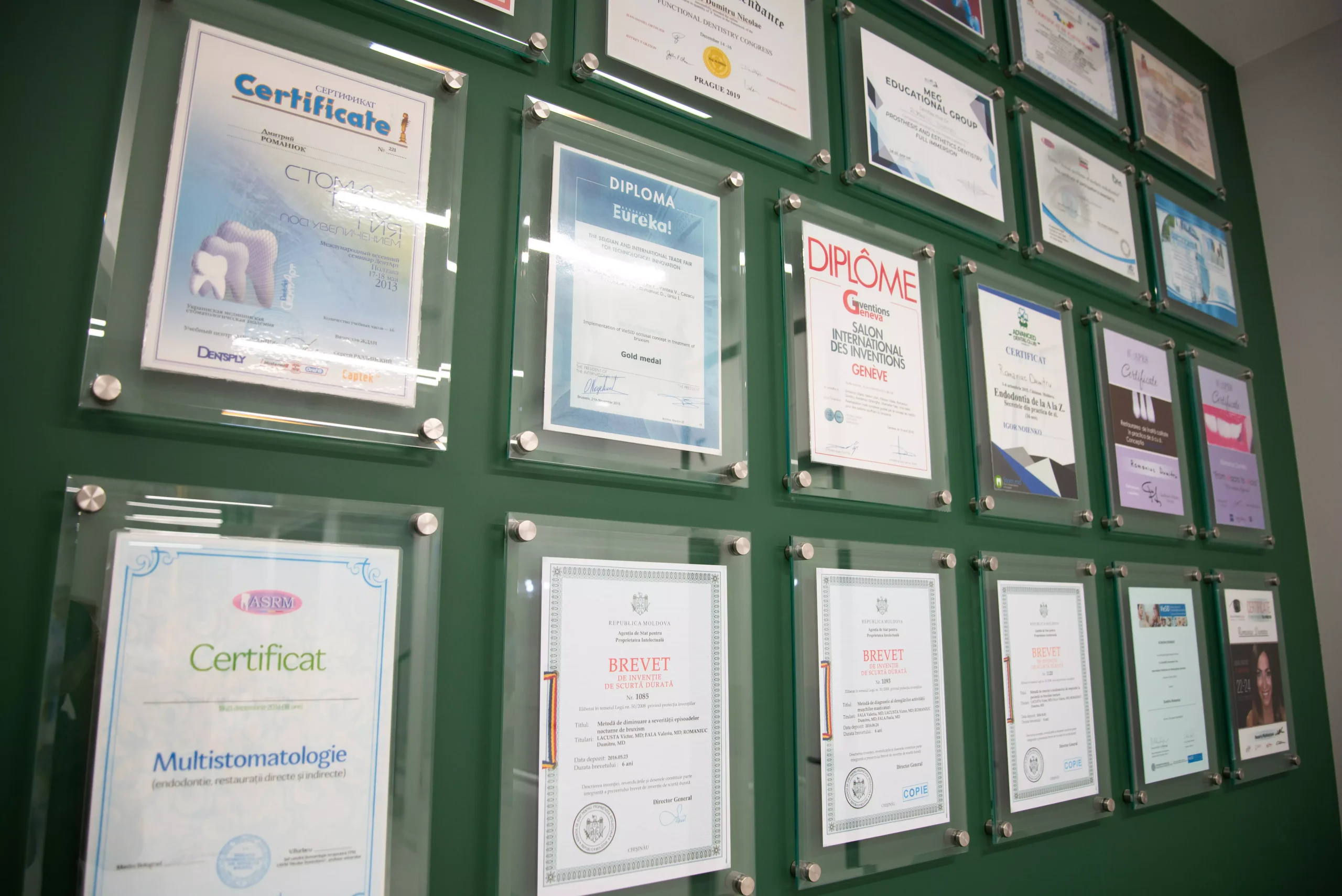 Peretele cu diplome și certificate al clinicii