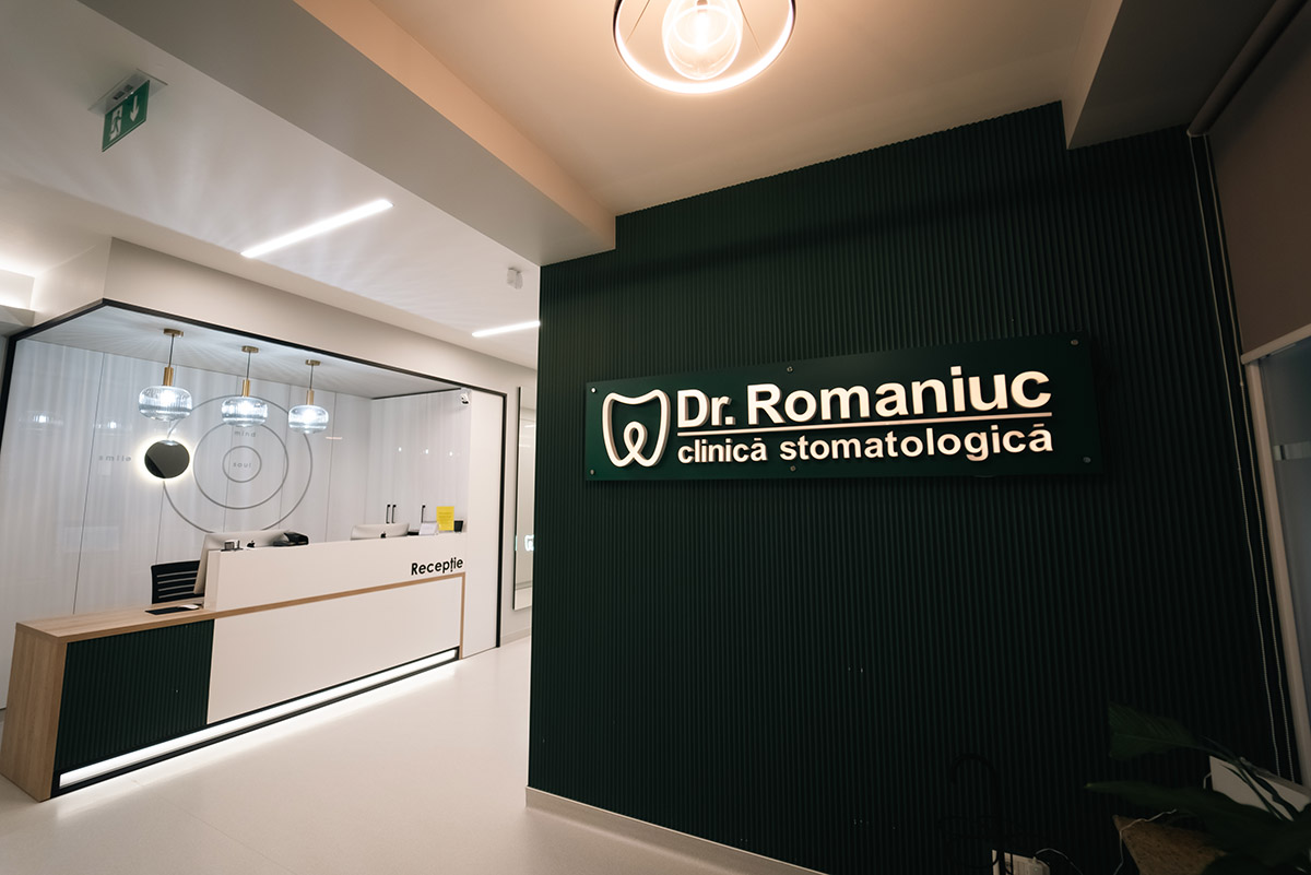 Recepția și peretele cu sigla clinicii