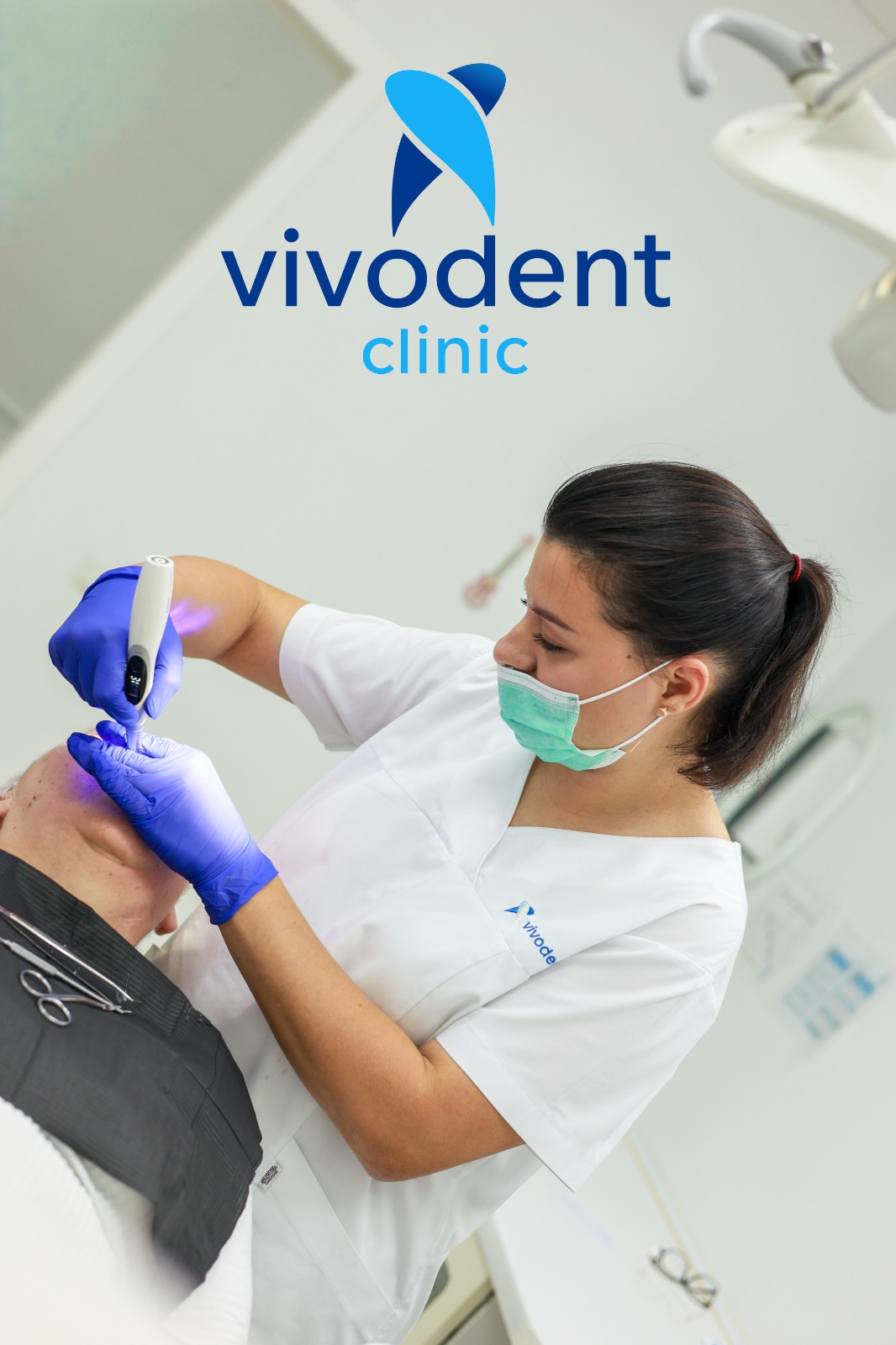 Ассистент клиники VivoDent под логотипом на стене