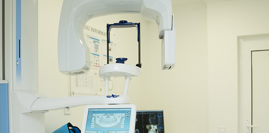 Tomograf dentar în sala de radiologie a clinicii