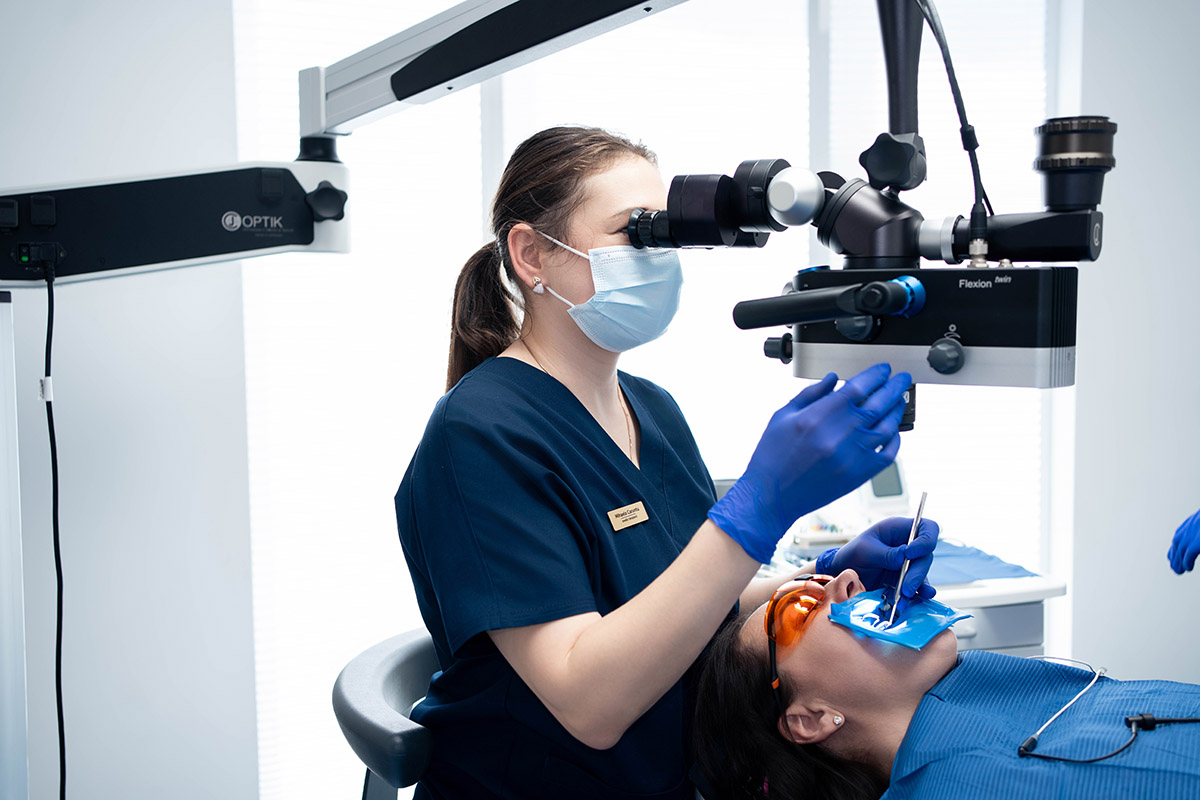 Microscope-assisted endodontic treatment