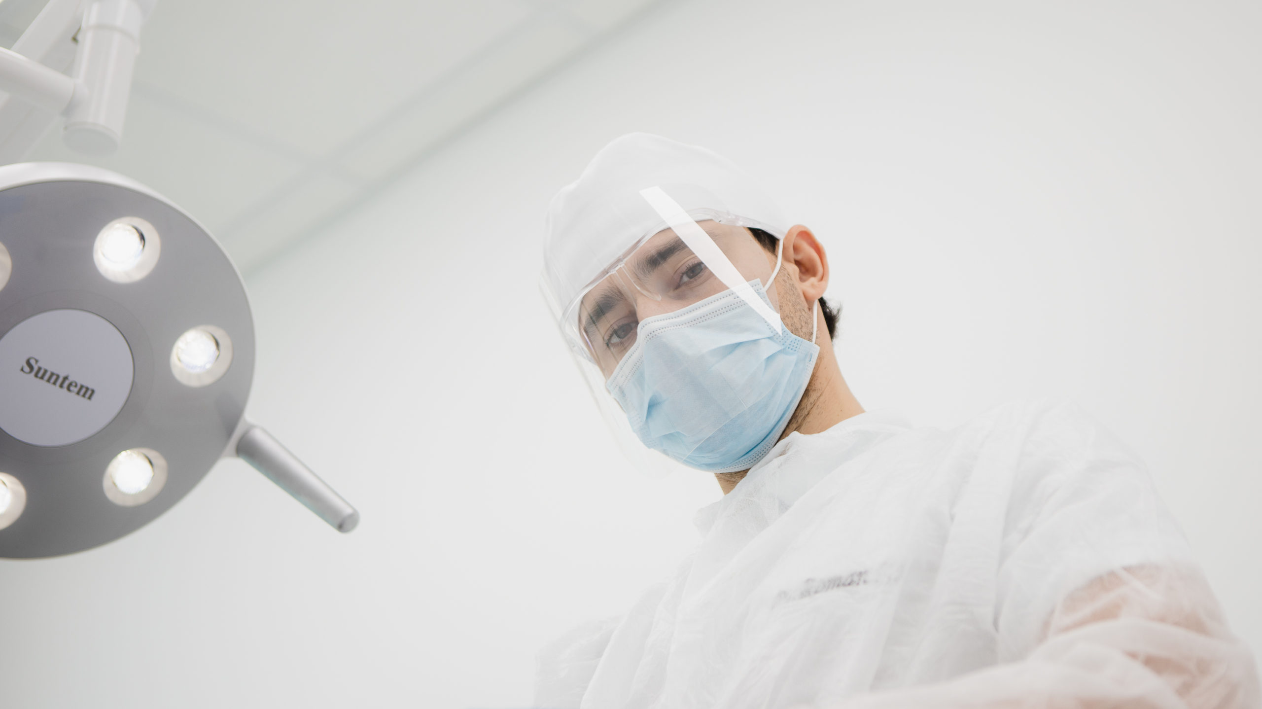 Medic stomatolog la unitul dentar