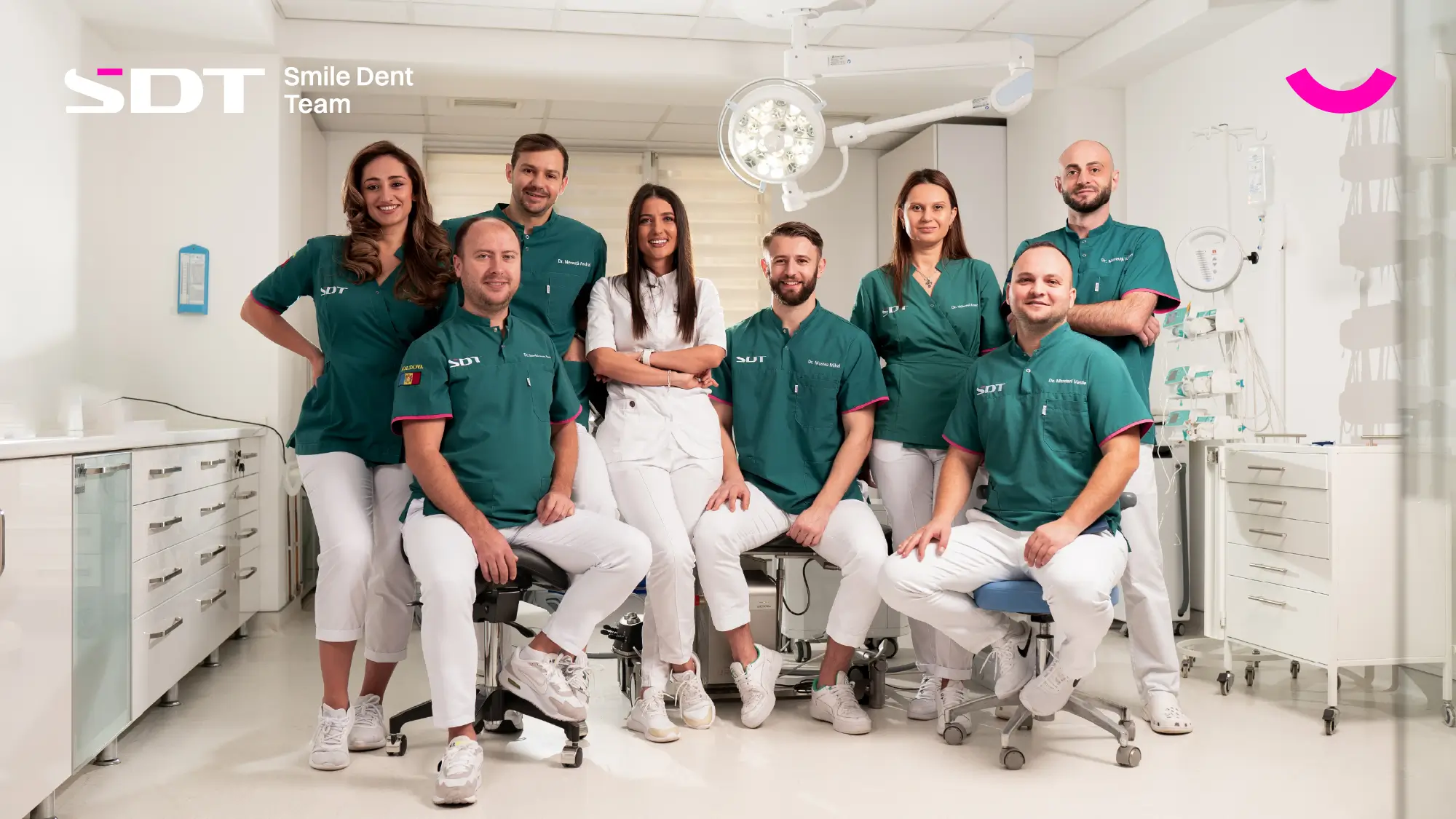 Echipa medicală a clinicii în cabinet