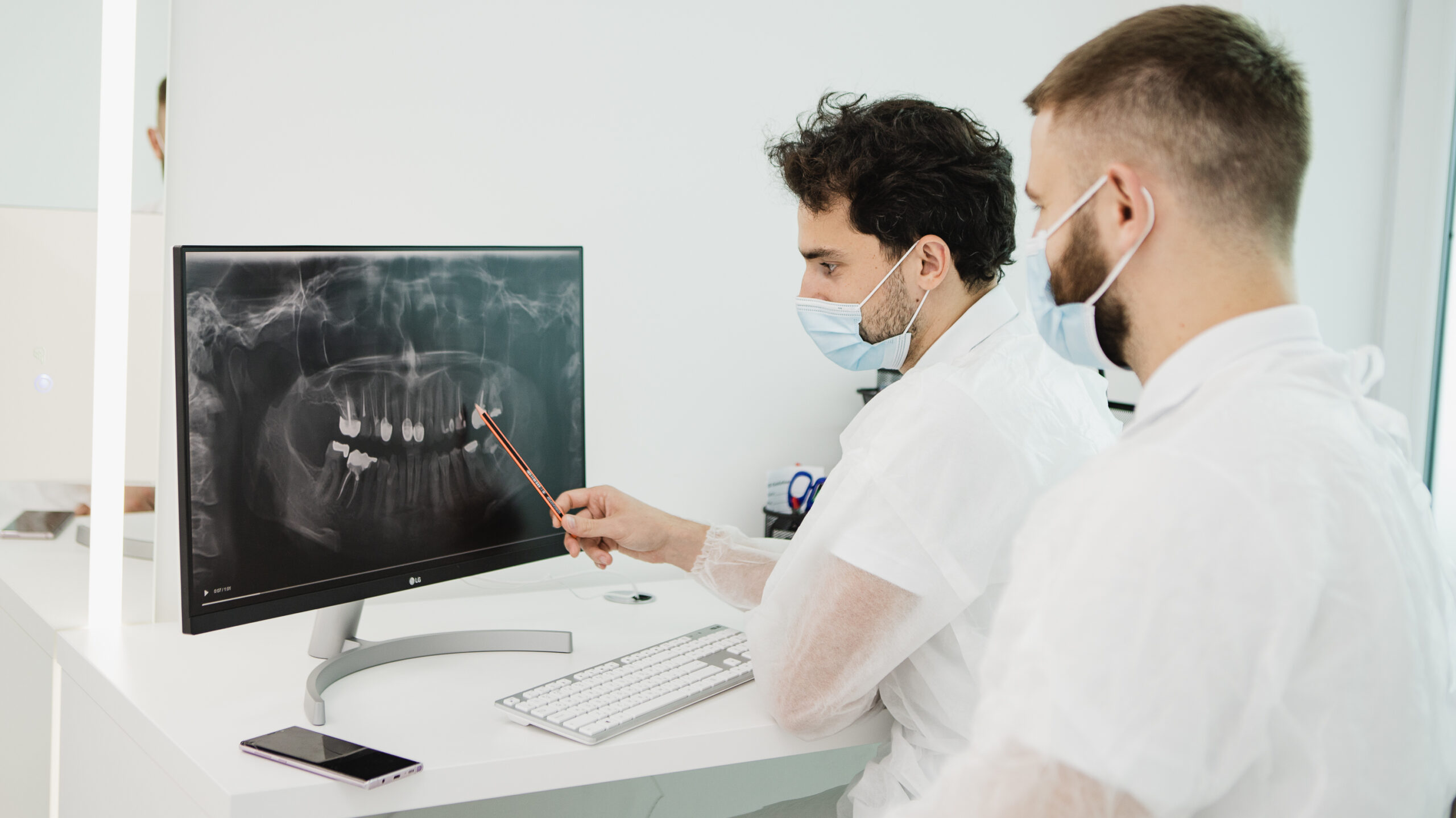Medici analizând o radiografie panoramică