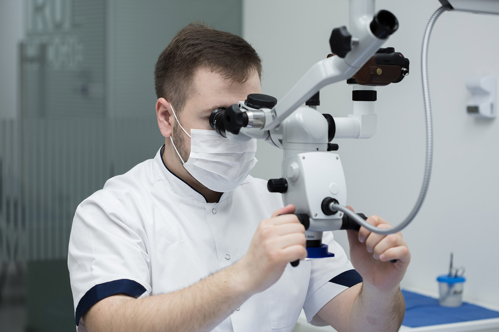 Microscop dentar folosit în timpul tratamentului