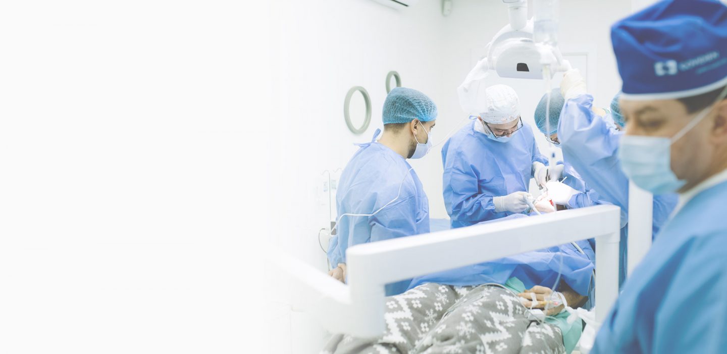 Anesteziolog, chirurg implantolog și două asistente în timpul operației de inserare a implanturilor zigomatice sub anestezie generală