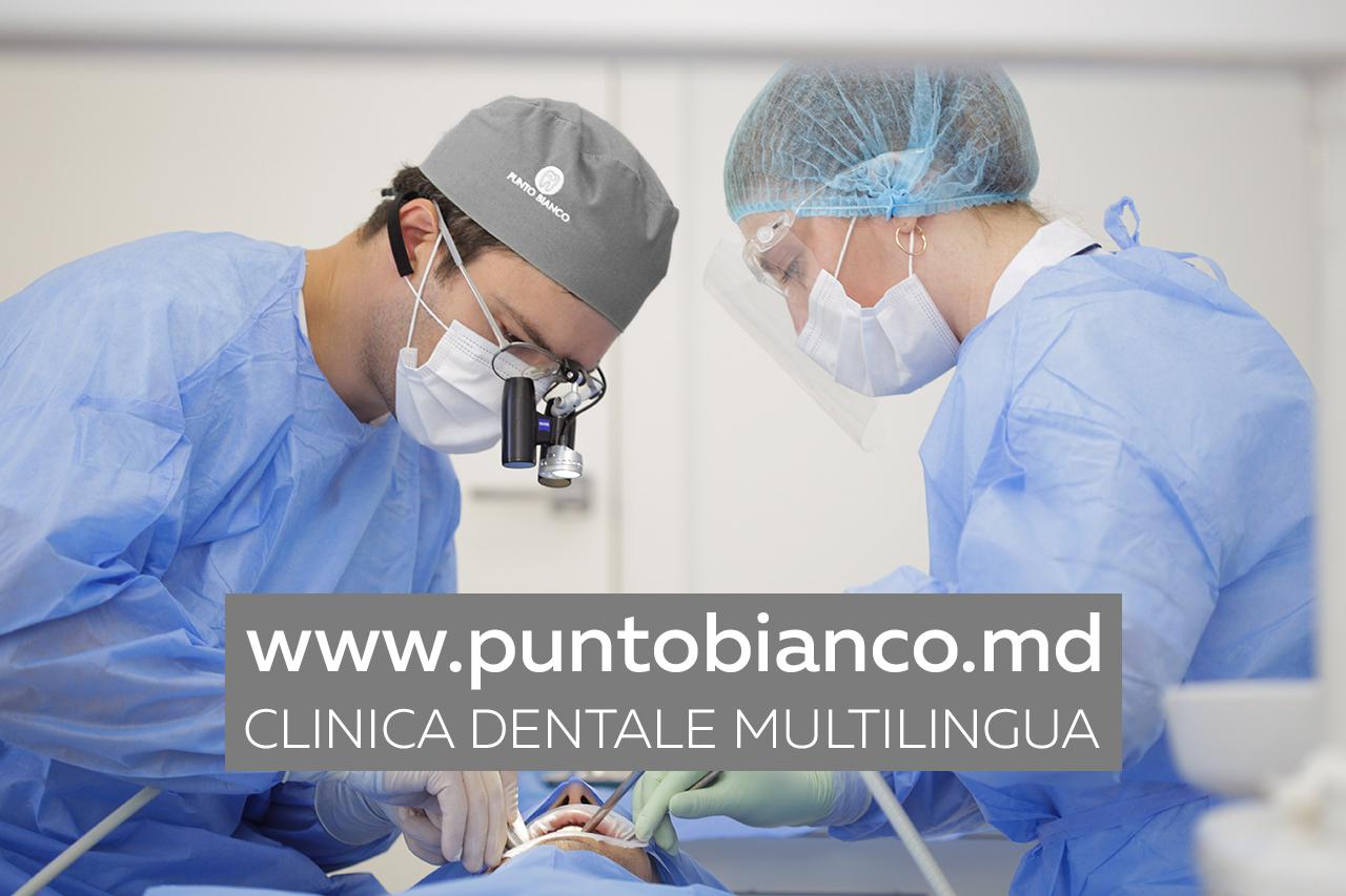Chirurg stomatolog și asistentă medicală în timpul inserării implanturilor dentare