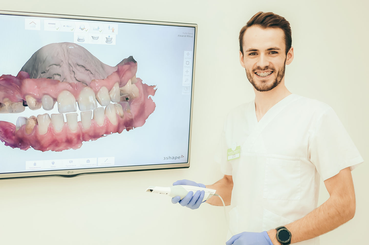 Medic al clinicii Punto Bianco prezintă planificarea digitală pe ecran