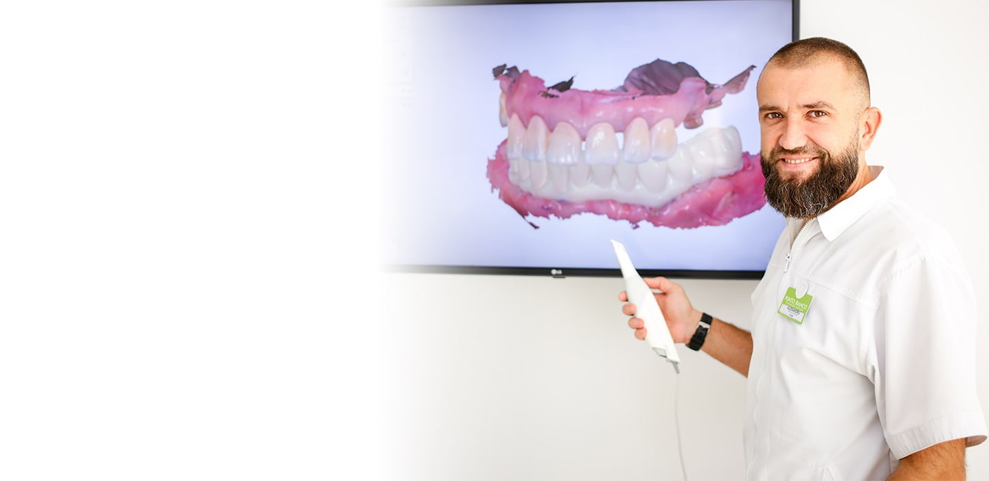 Stomatolog al clinicii Punto Bianco cu scaner intraoral lângă ecranul cu amprenta digitală