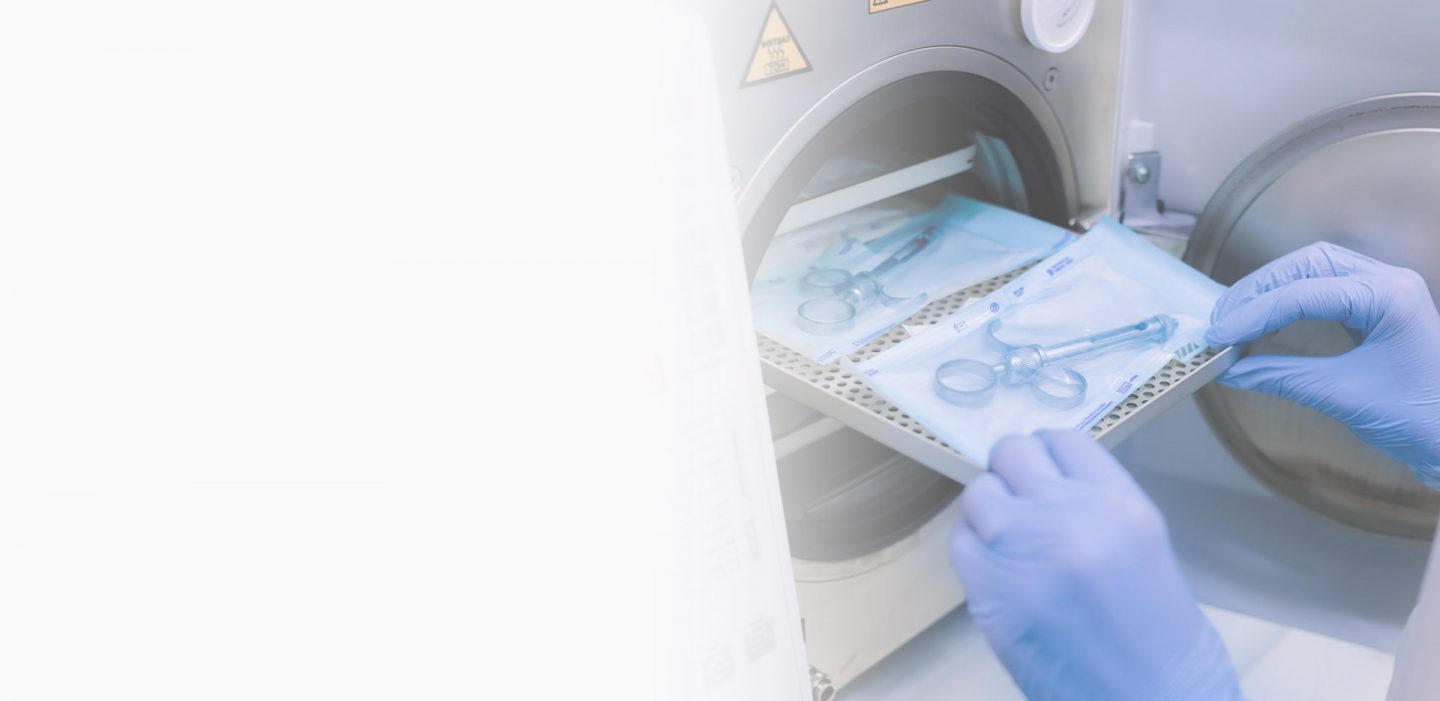 Asistenta clinicii Punto Bianco pune instrumentele stomatologice în autoclav