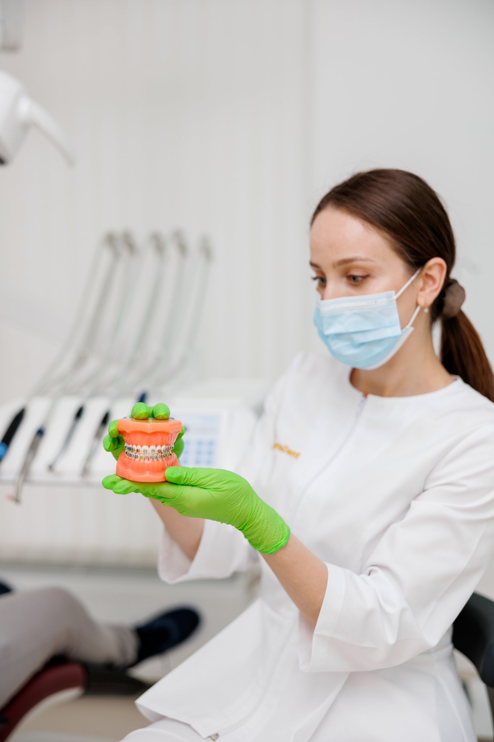 Asistentă medicală în cabinet, cu model dentar