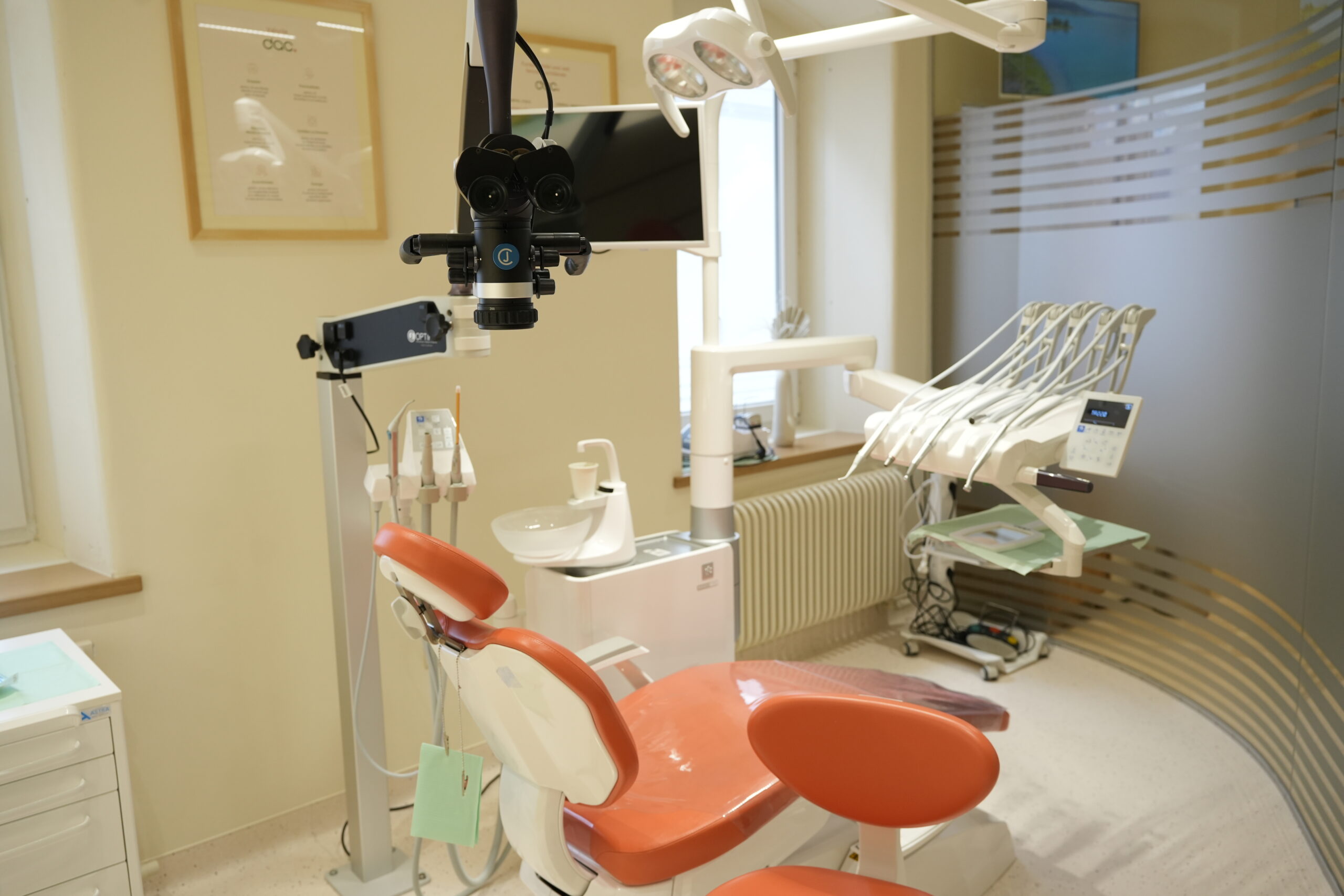Cabinet de tratament cu microscop dentar