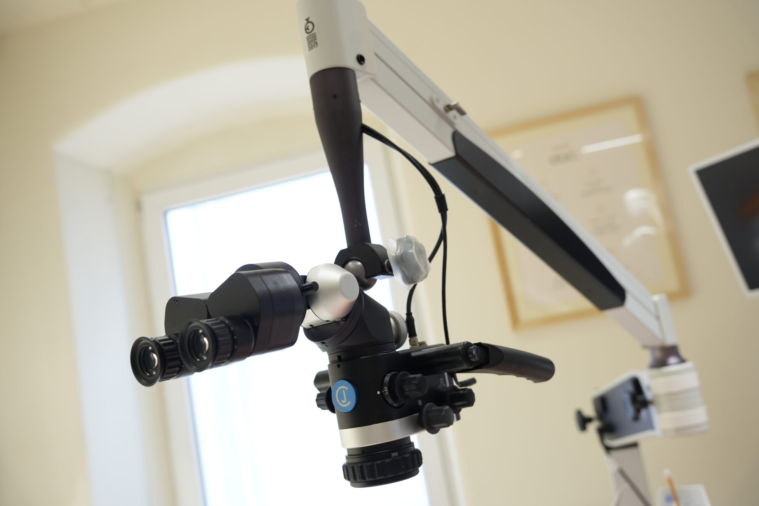 Microscop dentar la clinica stomatologică DAC