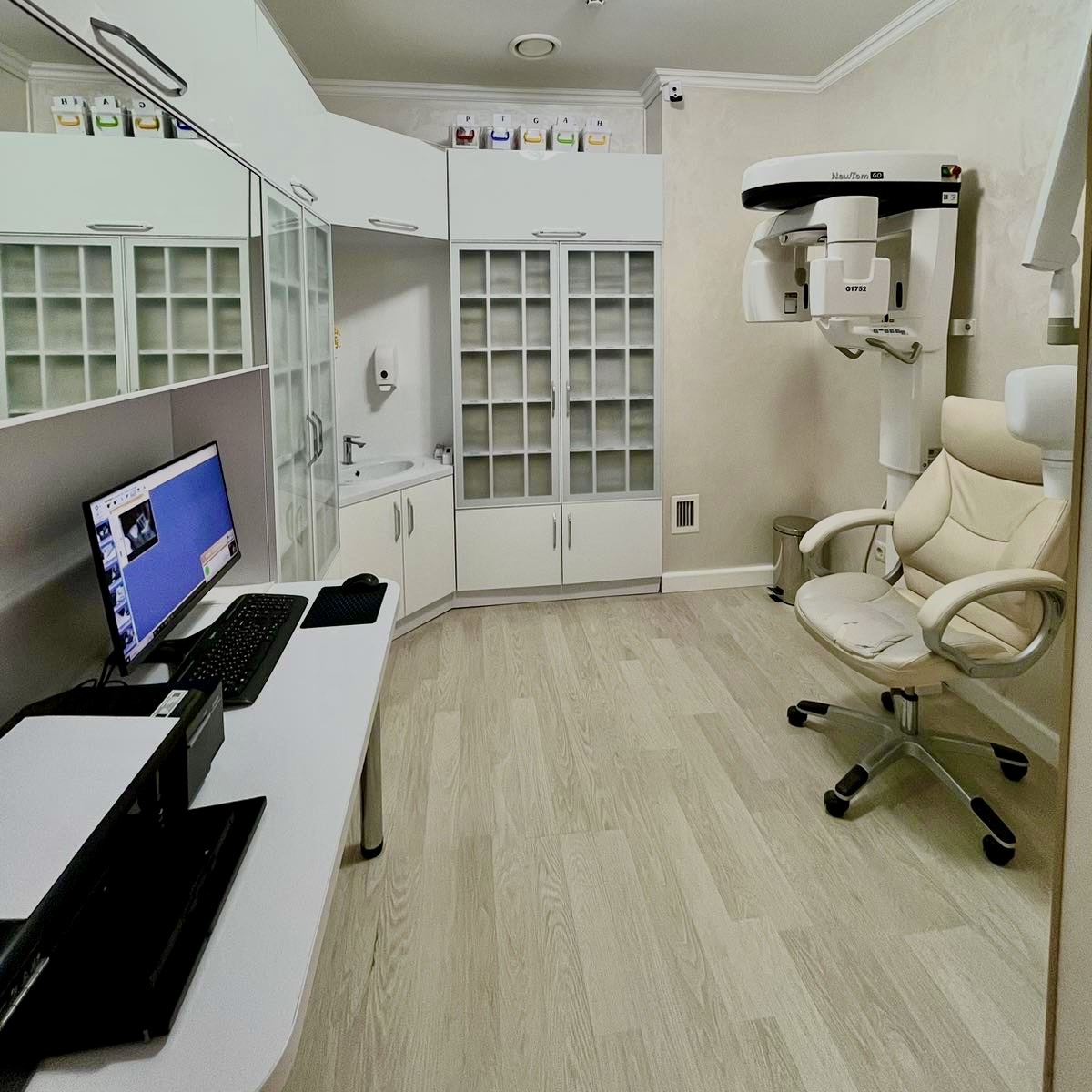 Sala de radiologie cu aparat panoramic și stație de lucru