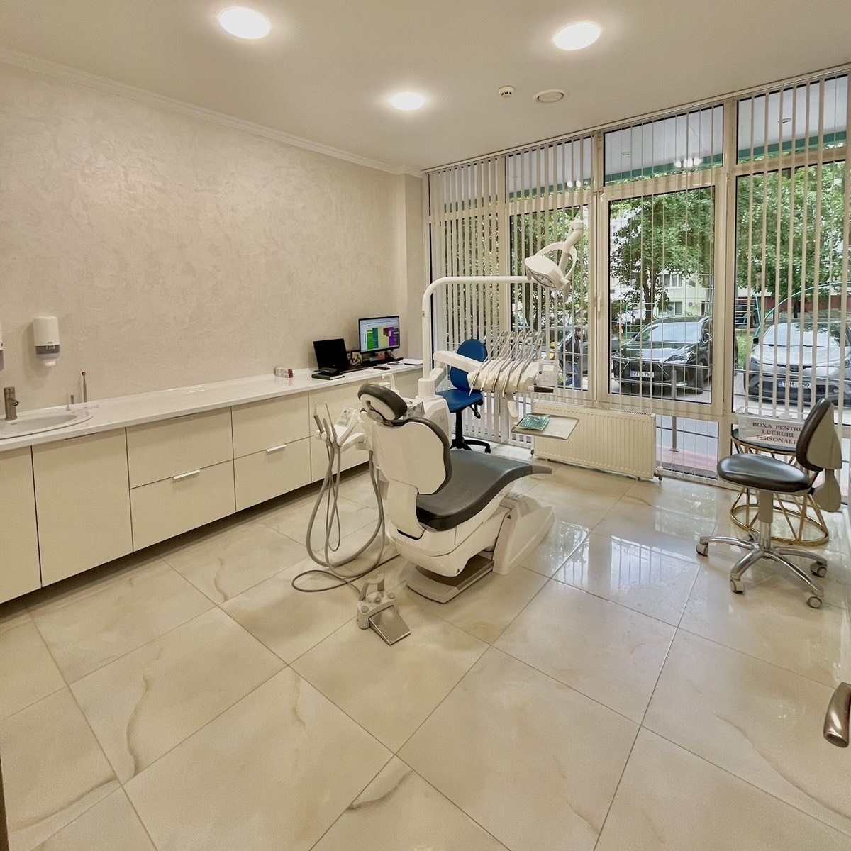 Sala de tratament cu unit dentar, fără pacient