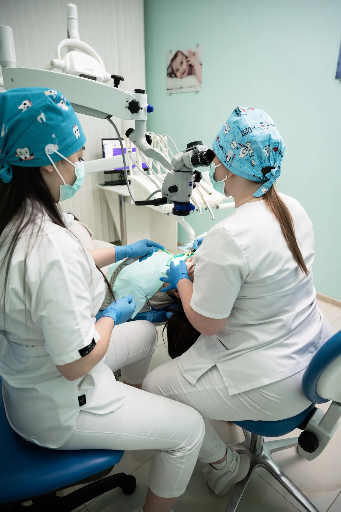 Tratament sub microscop, două medici la unit