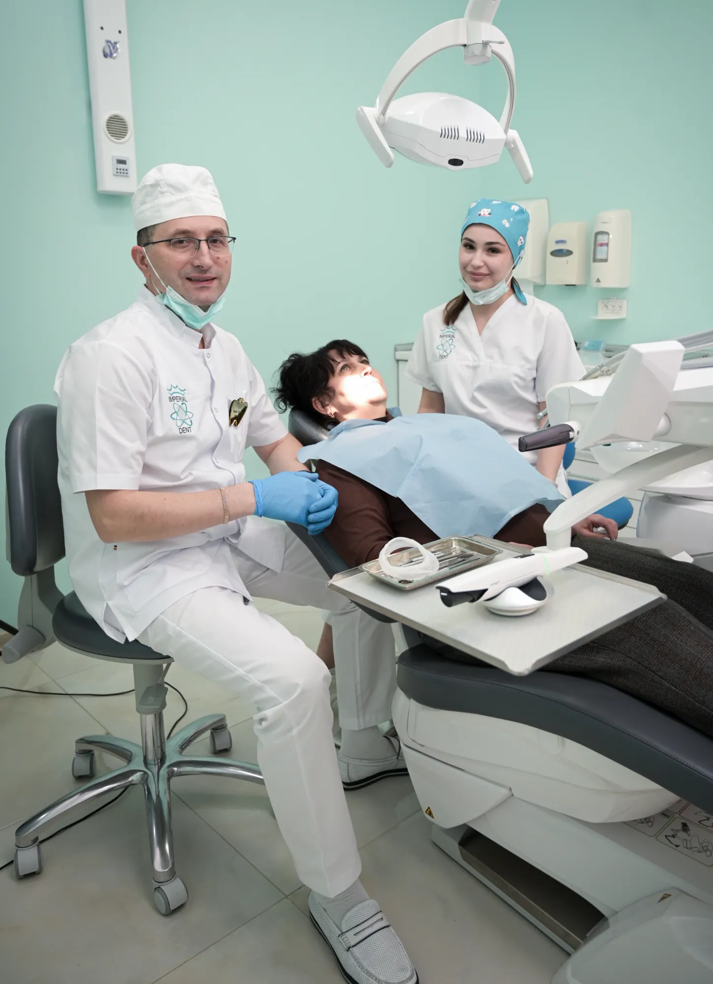 Echipă de doi medici tratând un pacient