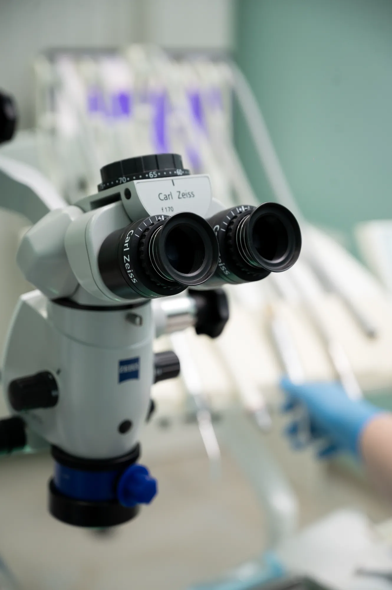 Microscopul dentar Zeiss al clinicii, în cabinet